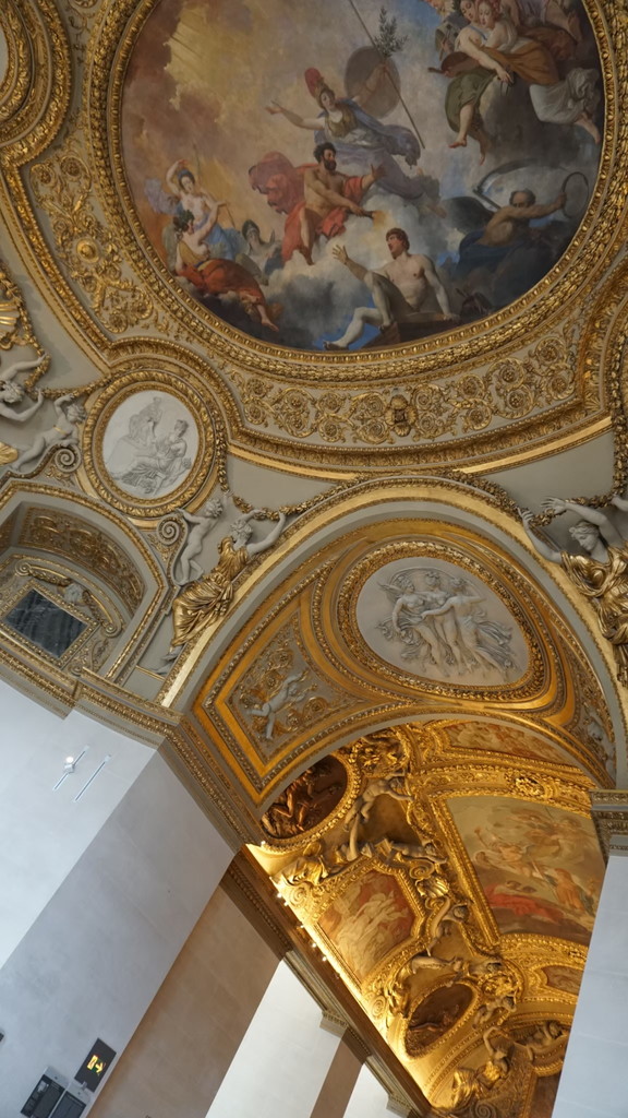 ルーブル美術館の天井に施された芸術品